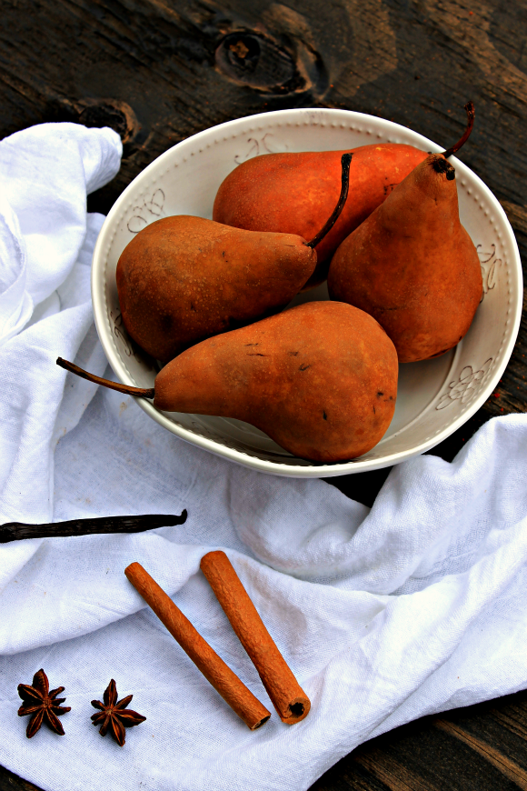 Peras al vino rosado con anís estrellado Poached pears in rosé wine